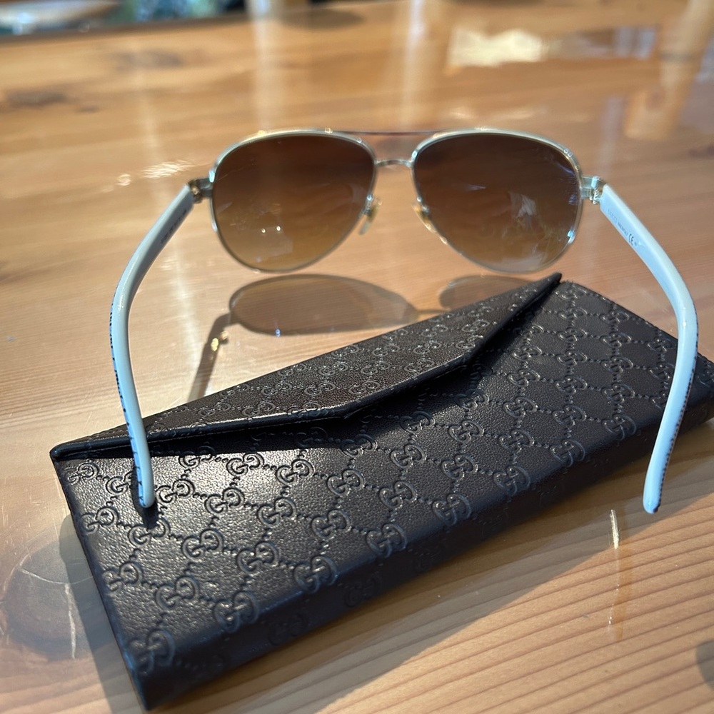 Gucci Gold and Pearl Aviator Sunglasses with Patterned Arms - Picture 4 of 7